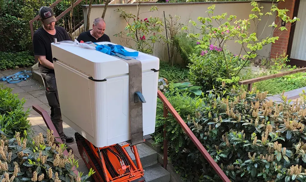 Transport eines Tresors auf einer Treppe